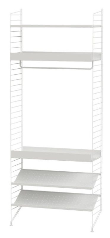 Weißes String Regalsystem für Schlafzimmer mit Regalböden und Kleiderstange. String Furniture Bodenregal.